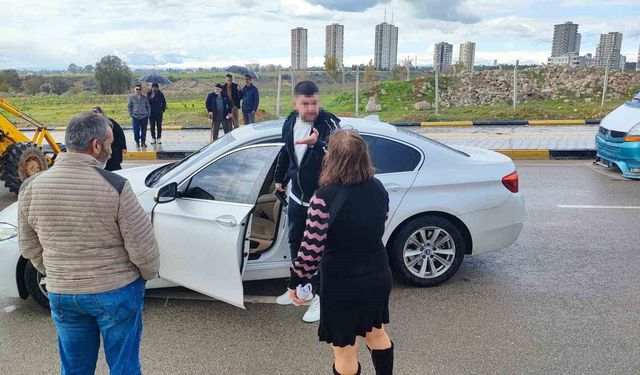 Tapulu arazilerine yol yapılan vatandaşlar, yolu kapatınca bir kişi silah gösterip geçti