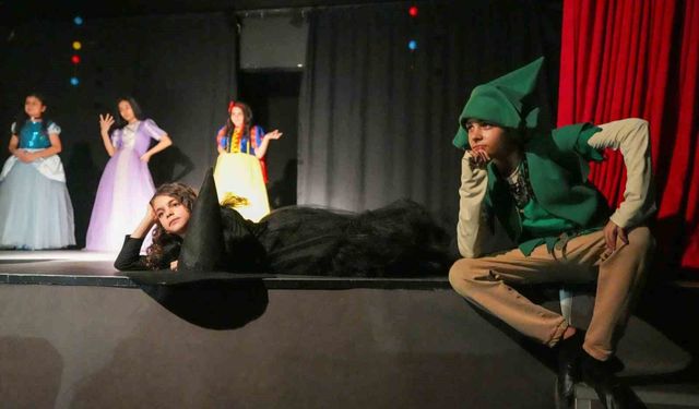 Tarsus'ta çocuklardan anlamlı tiyatro gösterisi