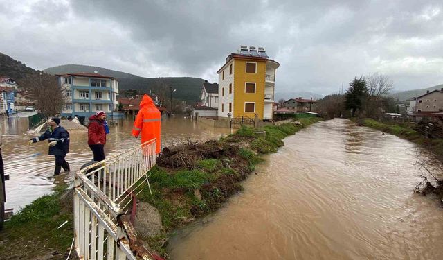 Taşkın suları tahliye ediliyor, bozulan yollar onarılıyor