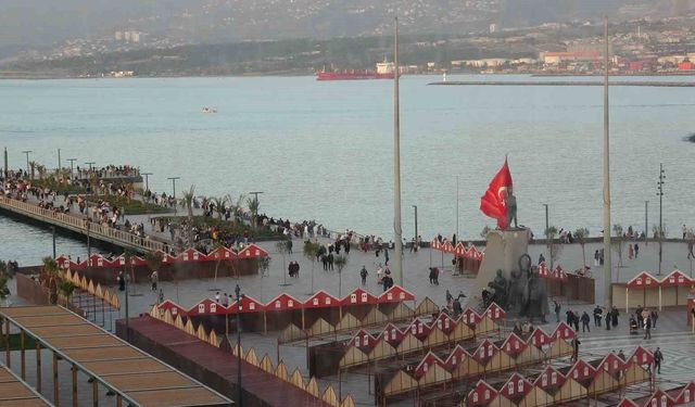 Yağışlı havanın son bulmasını fırsat bilen vatandaşlar İskenderun Sahili'ne akın etti