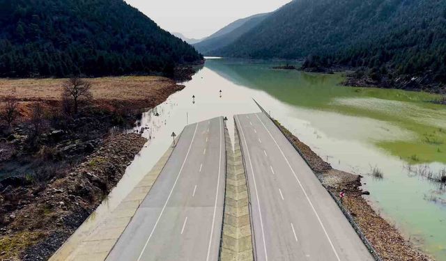 Yağmur ve sel sularının kapattığı Antalya-Konya Kara yolunda sular henüz çekilmedi
