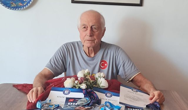 80’lik Şampiyon Durmuyor! Milli Yüzücü Behçet Kurtiç Rekor ve Madalyalara Doymuyor