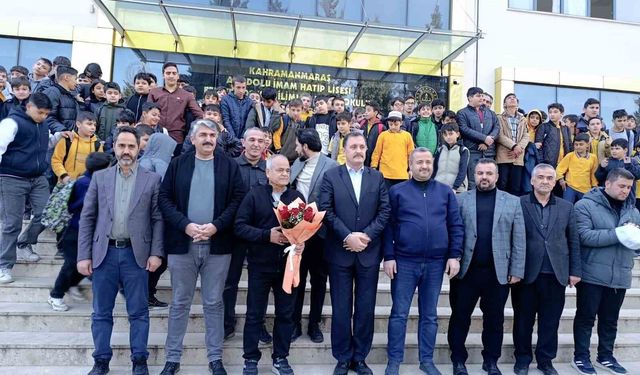 40 yıllık öğretmen duygusal törenle emekliye uğurlandı
