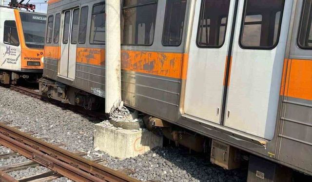 Adana'da raydan çıkan metro vagonu direğe çarptı