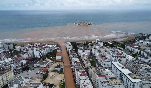 Akdeniz'e akan sel suları Kızkalesi çevresini kahverengiye bürüdü