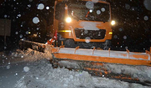 Alacabel'de yağmur kara döndü, kar kalınlığı 5 santime ulaştı