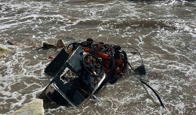 Alanya'da balıkçı teknesi alabora oldu: 2 kişi yüzerek kurtuldu