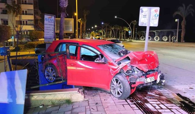 Alanya'da iki otomobil çarpıştı: 3 yaralı