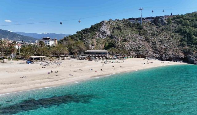Alanya'da mart ayı ortasında yaz görüntüleri: Hava sıcaklığı 20 dereceye çıkınca deniz ve güneşin tadını çıkardılar