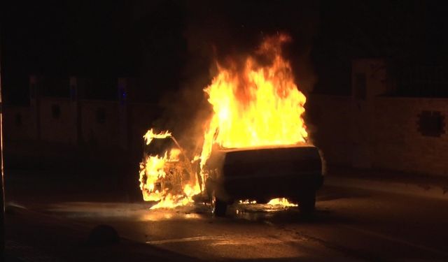 Alev topuna dönen Tofaş'tan geriye demir yığını kaldı