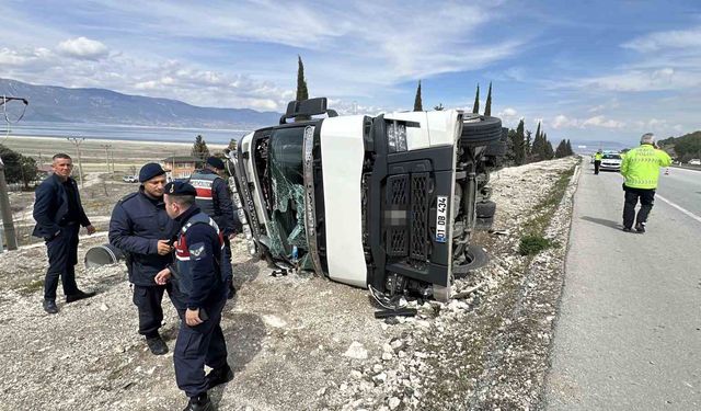 Alkollü sürücünün kullandığı tır yan yattı: 1 yaralı