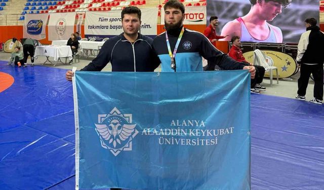 ALKÜ'lü öğrenci güreş şampiyonasından madalyayla döndü