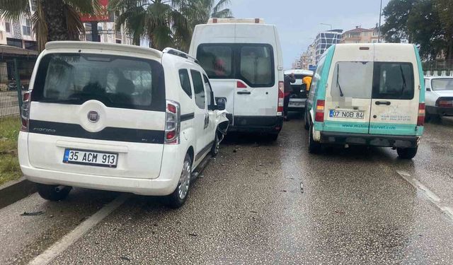 Antalya'da 4 araçlı zincirleme kaza: Araçta sıkışan yolcu itfaiye ekiplerince çıkartıldı
