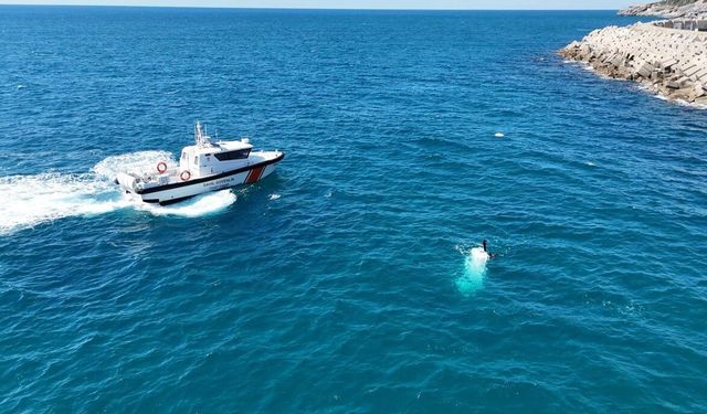 Antalya'da balıkçı teknesi battı: 3 kişi son anda denize atlayarak kurtuldu