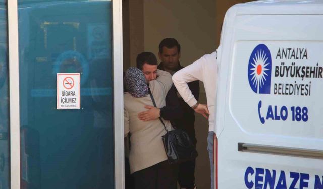 Antalya'da bariyerlere çarpan motosikletli hayatını kaybetti