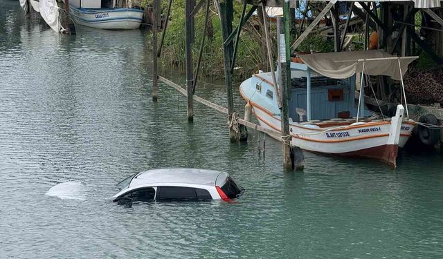 Antalya'da kontrolden çıkan otomobil ırmağa uçtu