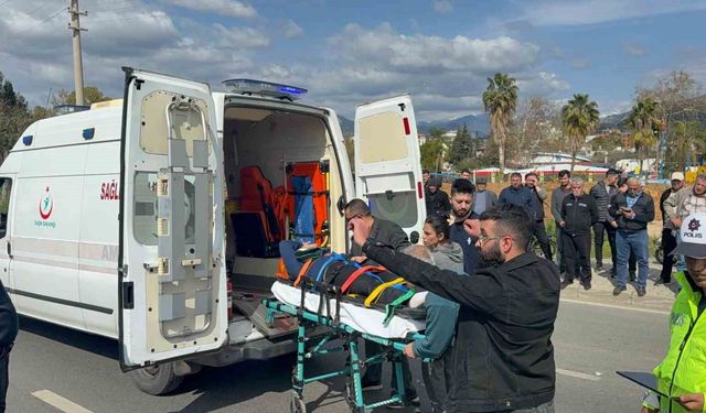 Antalya'da motosiklet hafif ticari araçla çarpıştı: 2 yaralı