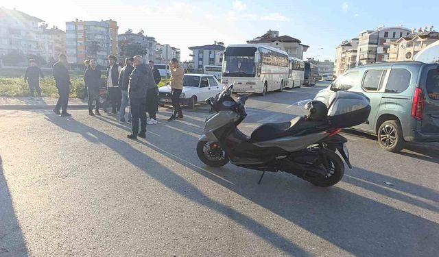 Antalya'da motosiklet ile otomobil çarpıştı: 2 yaralı