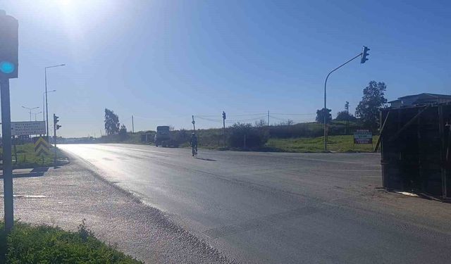 Antalya'da muz yüklü kamyonun kasası yola savruldu