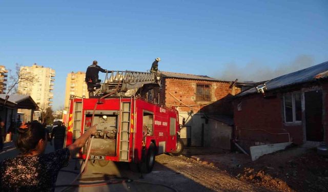 Antalya'da yaşlı çiftin evi alevlere teslim oldu