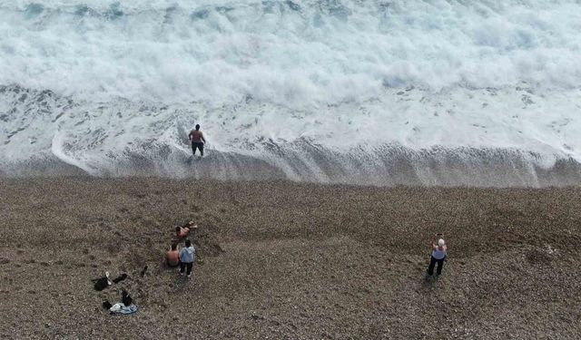 Antalya'nın yüksek kesimlerinde karla mücadele, sahilinde deniz keyfi