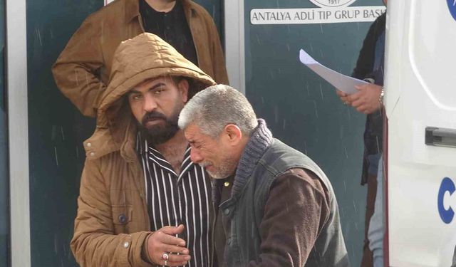 Babanın en ağır yükü: Kızı ve 5 torununun cenazesini gözyaşlarıyla teslim aldı