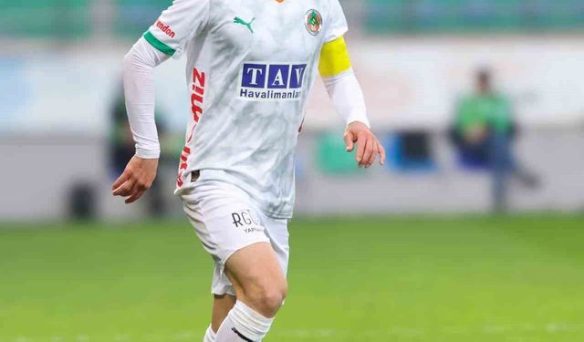 Corendon Alanyaspor kaptanı Efecan Karaca ameliyat edildi