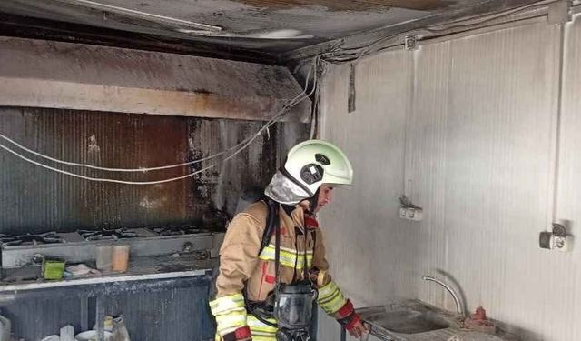 Defne'de iş yeri alevlere teslim oldu