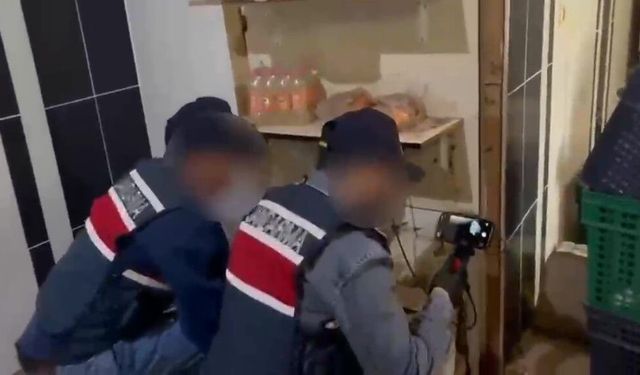 Dekoratif rafın arkasındaki gizli depoda 558 litre sahte içki ele geçirildi