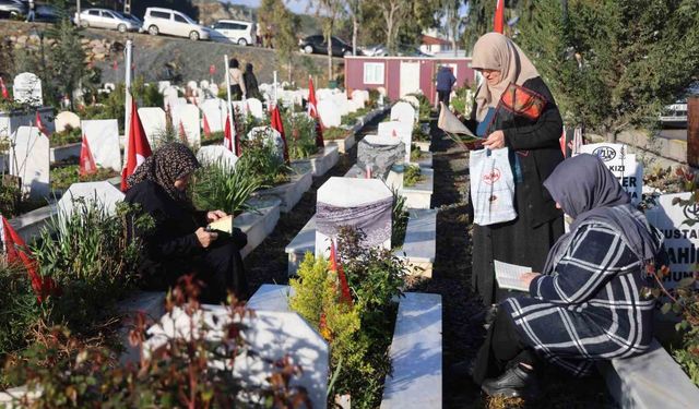 Deprem şehitliğinde hüzünlü bayram