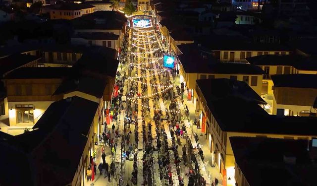 Depremde yerle bir olan Kemalpaşa Caddesi iftar sofrasıyla yeniden hayat buldu