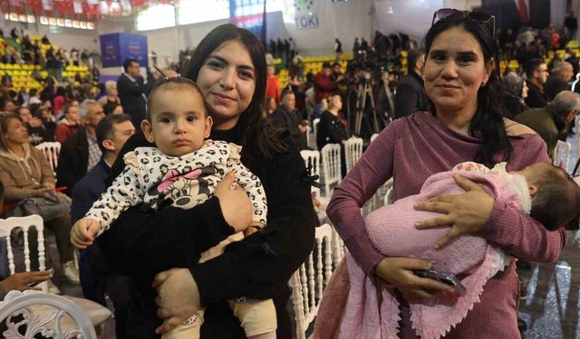 Ev hayaliyle kura çekim törenine gelen vatandaşlar heyecan dolu anlar yaşadılar