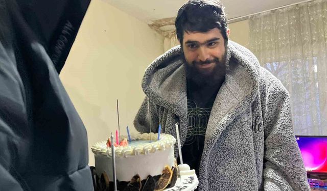 Evden çıkmayan telefon bağımlısı genç 25. yaşına bilgisayar başında girdi