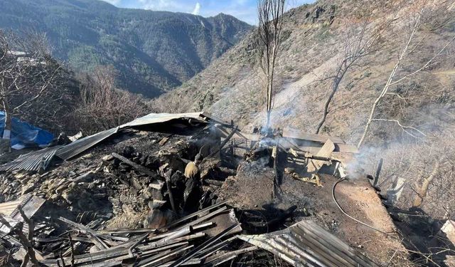 Feke'de müstakil ev yangında kullanılamaz hale geldi