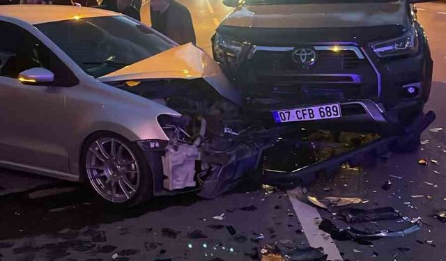 Gazipaşa'da kavşakta otomobille kamyonet çarpıştı: 1'i ağır 5 yaralı