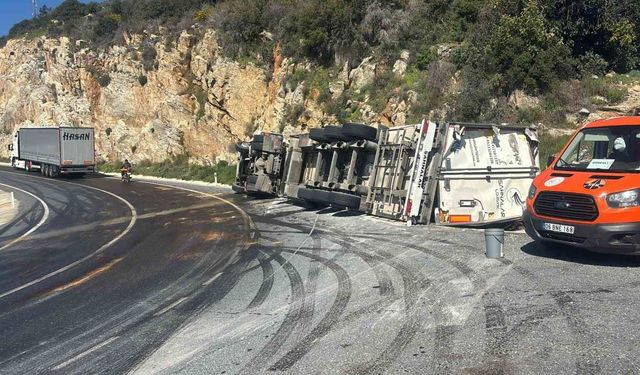 Gazipaşa'da muz yüklü tır devrildi