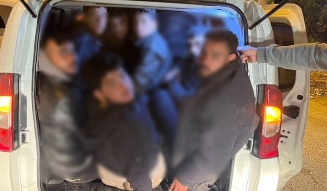 Göçmenleri tıka basa taşırken yakayı ele veren insan tacirine 102 bin TL ceza