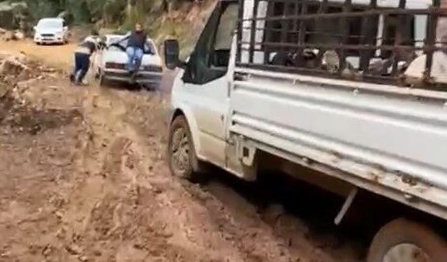 Heyelan sonrası yol çamura bulandı, offroad yarışlarını aratmayan görüntüler ortaya çıktı