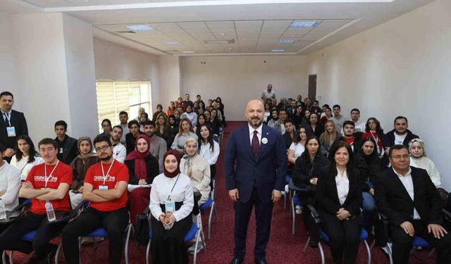 İl Sağlık Müdürü Nacar, gençlere tecrübelerini anlattı