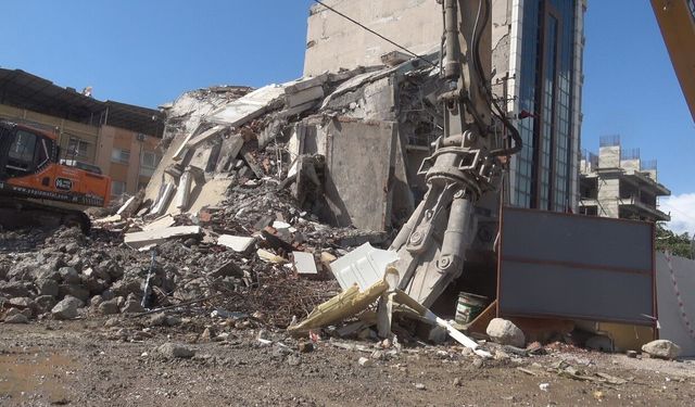 İş makinasının kolona son dokunuşu 7 katlı binayı yerle bir etti