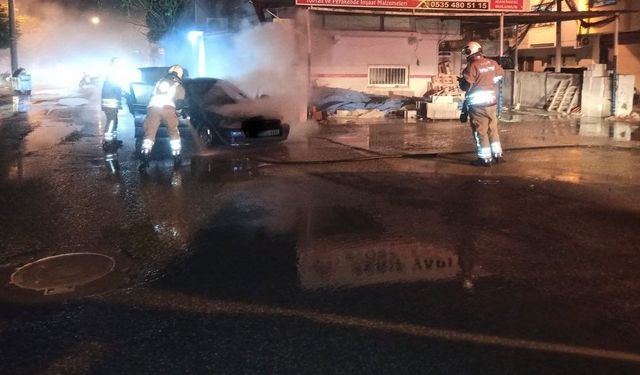 İskenderun'da otomobil yangını