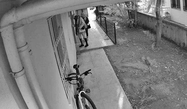 Kamera ve ziynet eşyası çaldılar, güvenlik kameralarından yakayı ele verdiler