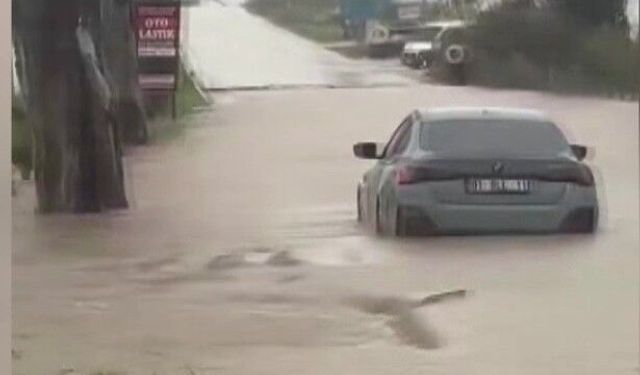 Karataş'ta sağanak hayatı felç etti: Yollar ve tarlalar göle döndü