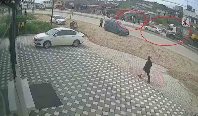 Karşıdan karşıya geçmek isteyen öğrencilere çarpmamak için sola manevra yapan iş makinesi yüklü tır sürücüsünün faciayı önlediği anlar kamerada