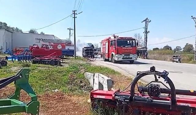 Karton yüklü kamyonet seyir halindeyken yandı