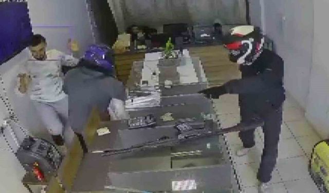 Kasklı hırsızlar tarafından 20 yıllık emeği olan 22 milyon TL'lik altını 3 dakikada çalınan kuyumcu, altınlarını teslim alıp ülkesine döndü