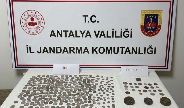 Kaş'ta tarihi eser kaçakçılığı operasyonu: Çok sayıda obje ve gümüş sikke ele geçirildi