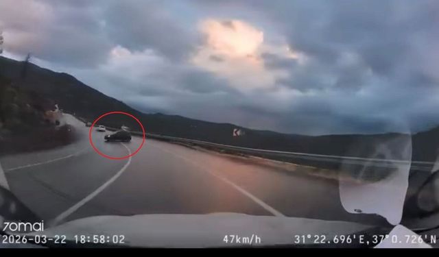 Kayganlaşan yolda kontrolden çıktı, faciadan dönülen o anlar araç kamerasına yansıdı