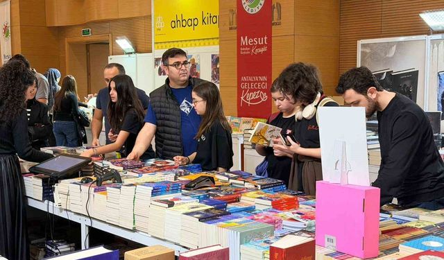 Kepez Kitap Fuarı'na yoğun ilgi