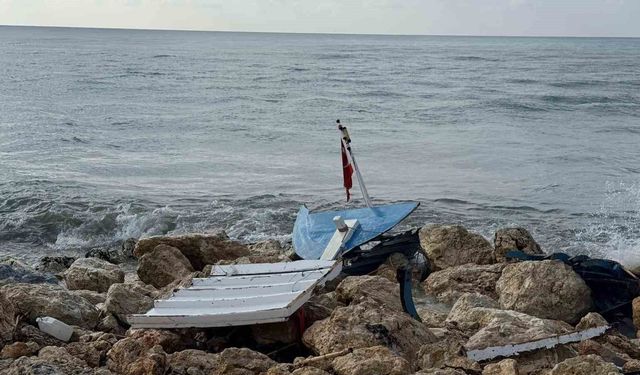 Kıyıya yanaşmak istedikleri tekne kayalıklara çarpıp paramparça oldu